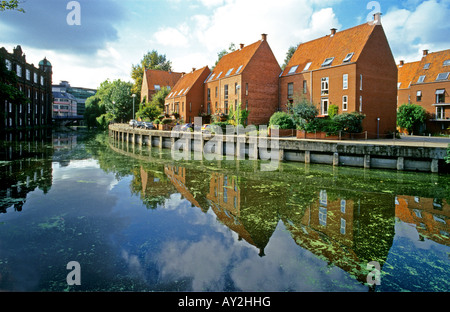 Développement du Nord logement Riverside sur un site historique à côté de la rivière Wensum à Norwich Norfolk Angleterre UK UE Banque D'Images