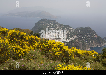 La vue sur le village de Capri sur l'île de Capri de la télécabine à Anacapri dans les montagnes Banque D'Images