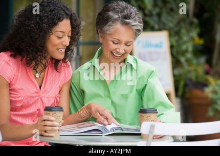African American mother and daughter en regardant l'album photo Banque D'Images