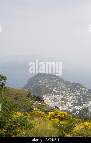 La vue sur le village de Capri sur l'île de Capri de la télécabine à Anacapri dans les montagnes Banque D'Images