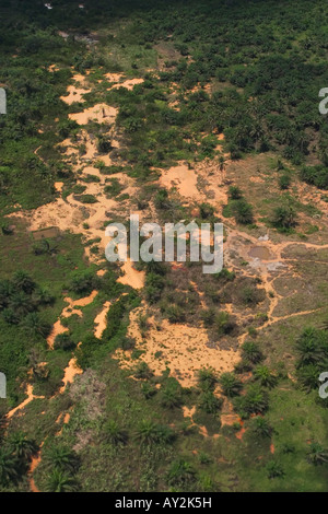 L'ensemble de l'antenne de dommages environnementaux et la pollution causés par Galamsay illégale des mineurs d'or, le Ghana Banque D'Images