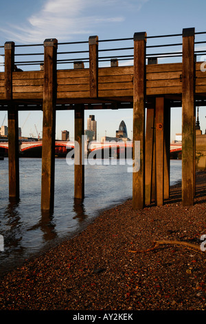 Tower 42 et le Gherkin vu à travers la jetée quai à Stamford, South Bank, Londres Banque D'Images