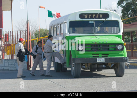 Les travailleurs quittent l'usine à la fin de leur quart de travail à l'usine pétrochimique de Pemex Petróleos Mexicanos en Camargo Chihuahua Banque D'Images