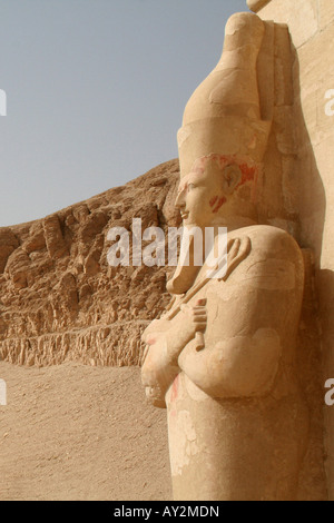 Hatchepsout temple funéraire - Statue Osirienne Osiris (Dieu) de la reine Hatshepsout [Ad Deyr al Bahri, l'Égypte, les États arabes, l'Afrique] . Banque D'Images