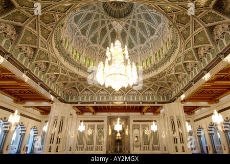 L'intérieur de la zone de prière de la Grande Mosquée Sultan Qaboos à Mascate, la capitale d'Oman. Banque D'Images