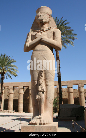 La Statue colossale de Pinedjem - Temple de Karnak [el-Karnak, près de Louxor, Egypte, Etats arabes, l'Afrique]. . Banque D'Images