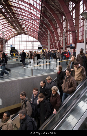 L'escalator descendant dans la valeur comptable de l'arrivée de passagers quitte la plate-forme de haut niveau à la gare centrale d'Anvers, Belgique Banque D'Images