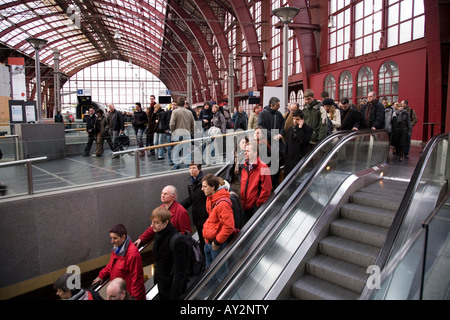L'escalator descendant dans la valeur comptable de l'arrivée de passagers quitte la plate-forme de haut niveau à la gare centrale d'Anvers, Belgique Banque D'Images