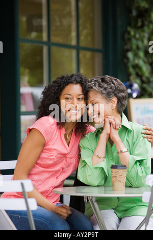 African American mother and daughter hugging Banque D'Images