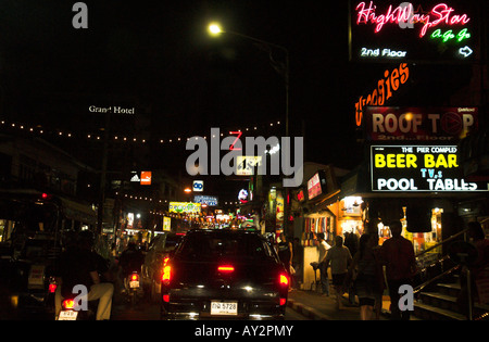 Rue éclairée au néon dans la nuit, Patthaya, Thaïlande Banque D'Images