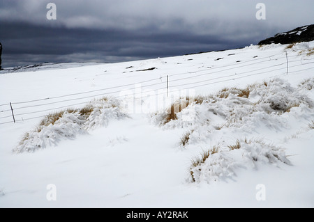 Les nuages de tempête et temps exceptionnellement froid le soir du Réveillon au milieu de l'été Dunstan Gamme Central Otago ile sud Nouvelle Zelande Banque D'Images