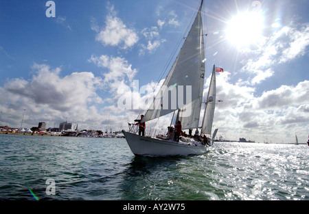 La spongieuse IV , Sir Francis Chichester's yacht historique dans lequel il est devenu le premier homme à naviguer autour du monde en solitaire. Banque D'Images