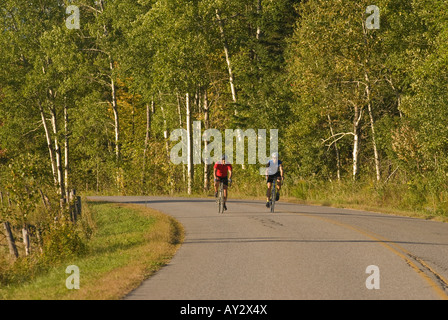 Deux hommes le vélo de route en montée sur une fin de l'été dans l'après-midi s Waitsfield Vermont Banque D'Images