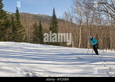Une femme sur les skis alpins marque une pause au cours d'un voyage à Jérusalem ski dans l'Oregon au soleil le jour de la fin de l'hiver. Banque D'Images