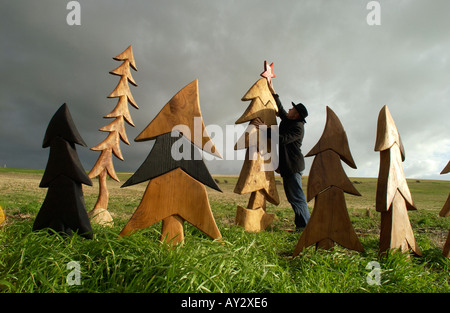 Les arbres de Noël originaux faits de bois recyled par compassion artiste. Banque D'Images