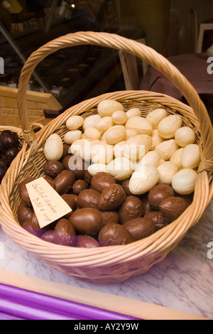 Le lait blanc et noir des oeufs en chocolat belge Belgique boutique de chocolat à Gand Banque D'Images