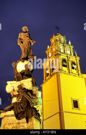 Statue sur la place de la Paz avec la Basilique de Nuestra Señora de Guanajuato Guanajuato au Mexique en arrière-plan Banque D'Images
