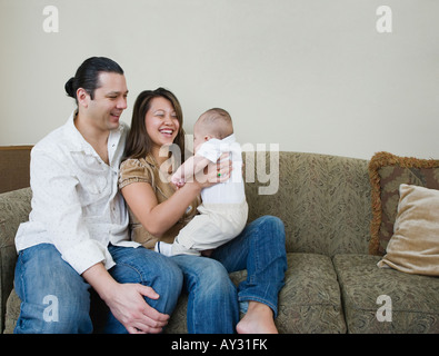 Les parents asiatiques smiling at baby Banque D'Images