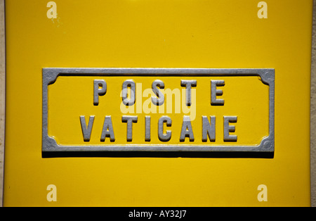 Boîte aux lettres jaune Poste Vaticane, Cité du Vatican Banque D'Images