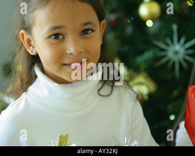 Portrait of a Girl holding un cadeau et une couronne de laurier Banque D'Images