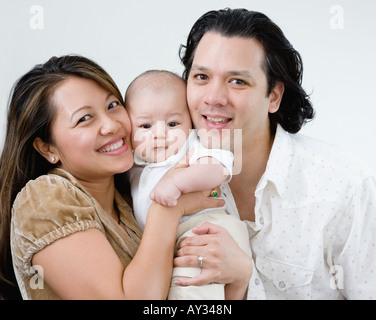 Les parents asiatiques hugging baby Banque D'Images