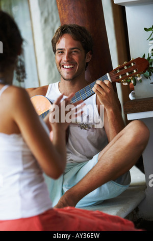 South American man playing guitar pour l'amie Banque D'Images