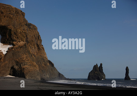 À la plage en Islande Reynisfjara qui jouit Banque D'Images