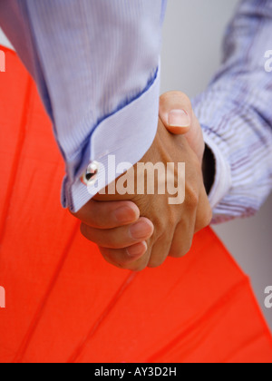 Close-up of two businessmen shaking hands Banque D'Images