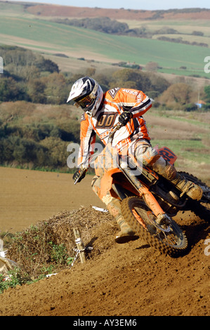 Un gars rider sur une bile motocross moto saute et la compétition big air Banque D'Images