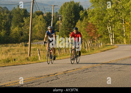 Deux hommes le vélo de route sur la fin de l'été, un après-midi à Waitsfield Vermont s Banque D'Images