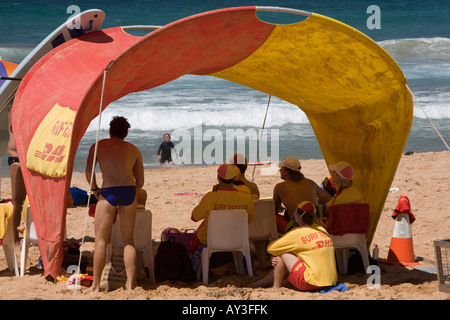 L'abri de sauveteurs du soleil sur la plage de la baleine,Sydney, Australie Banque D'Images