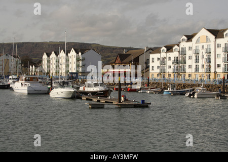 Bateaux amarrés à Carrickfergus marina en Co Antrim Irlande du Nord Banque D'Images