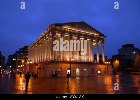 Chamberlain Square et l'Hôtel de ville de Birmingham à Birmingham England dans la nuit Banque D'Images