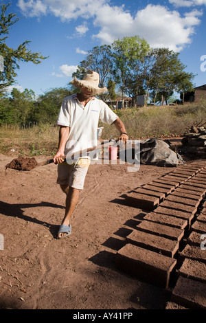 Man making adobe briques Ducuali Grande Nicaragua Banque D'Images