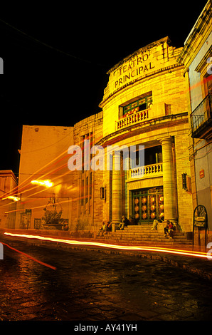 Teatro Principal de l'extérieur éclairé la nuit dans la ville minière coloniale de Guanajuato au Mexique Banque D'Images