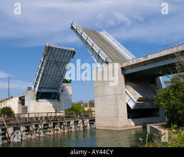 Pont-levis SUR LE CANAL HAULOVER MERRITT ISLAND National Wildlife Refuge EN FLOIRDA Banque D'Images