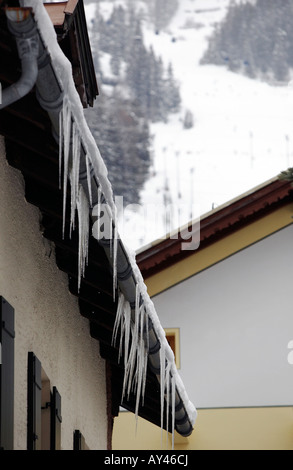 Glaçons pendant de gouttières de toit. Banque D'Images