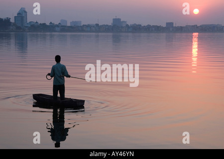 Fisherman casting sur Ho Tay (lac de l'Ouest), Hanoi, Vietnam Banque D'Images