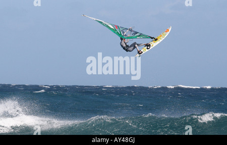 Planche à voile à la plage cabezo el medano tenerife, sauter très haut. Banque D'Images