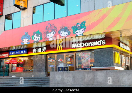 McDonalds de Beijing avec la bannière montrant les cinq mascottes mascottes olympiques. Banque D'Images