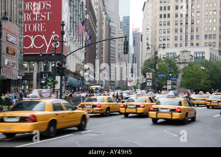 Les taxis jaunes sur Broadway à New York City Banque D'Images