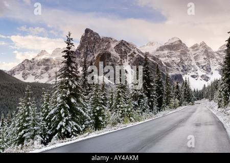Plus de pics Wenkchemna lac Moraine dans la neige Les parcs nationaux Jasper Banff Alberta Canada Amérique du Nord Banque D'Images