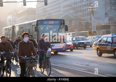 Cycliste féminine portant un masque de visage à Beijing Banque D'Images