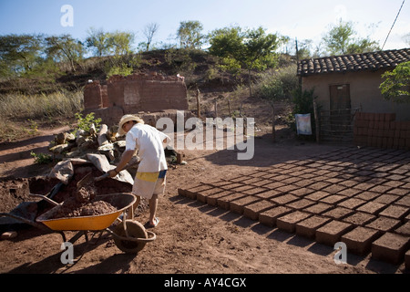 Man making adobe briques Ducuali Grande Nicaragua Banque D'Images