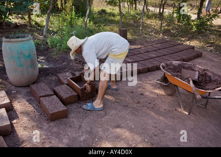 Man making adobe briques Ducuali Grande Nicaragua Banque D'Images