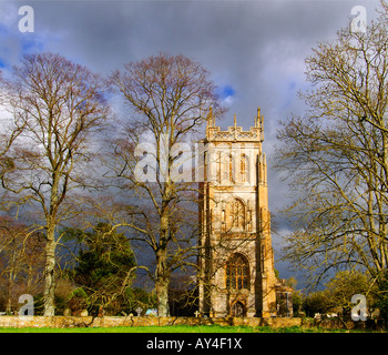 L'église St Mary à Huish Episcopi près de Langport Somerset illuminée par le soleil couchant avec un ciel d'orage au-dessus Banque D'Images