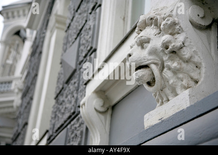 Détail de la sculpture du Lion's Head sous fenêtre sur bâtiment en pierres d'Odessa, Ukraine. Banque D'Images