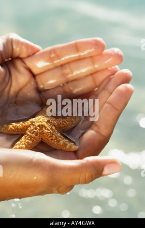 South American Woman holding starfish Banque D'Images