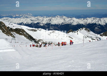 Skieurs sur les pentes couvertes de neige en hiver ski de Crans Montana, Switzlerland. Banque D'Images