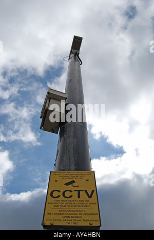 Caméra de surveillance mouted sur poteau avec panneau jaune et noir avec avertissement que la vidéosurveillance est en fonctionnement, à Richmond, Surrey, Angleterre Banque D'Images